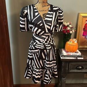 Karl Lagerfeld black and white dress size 12. NWT.